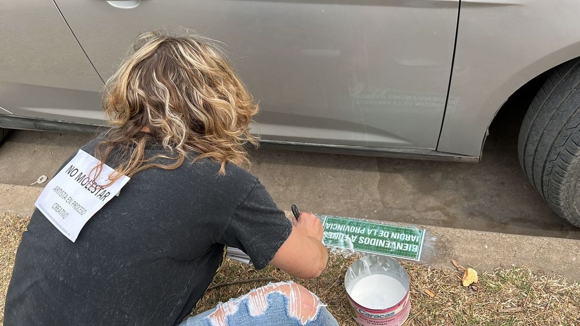 ¿Trabajo de "la facu" o campaña política? Qué hay detrás de las pegatinas que aparecieron el sábado en Funes